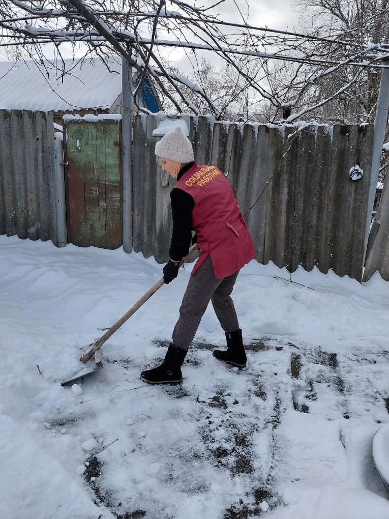 Социальные волонтеры убирают снег во дворах пожилых людей