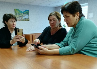 Помощь рядом: специалисты учат пожилых пользоваться смартфонами