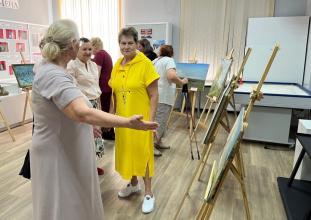 В Гиагинском краеведческом музее прошла экскурсия по выставке картин