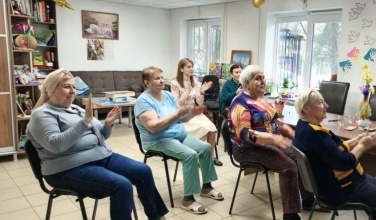 Ритм жизни в отделении дневного пребывания: боди-перкуссия и веселая игра для пожилых и людей с инвалидностью