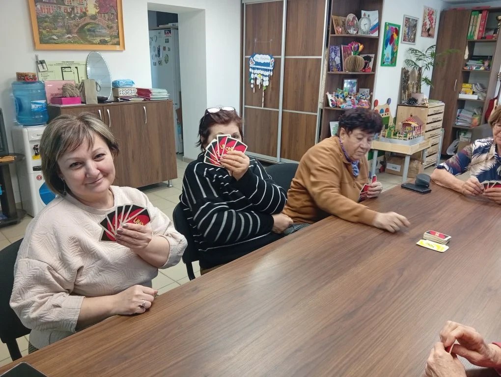 Подопечные отделения дневного пребывания Тахтамукайского района с большим удовольствием проводят время за игрой в "Уно"