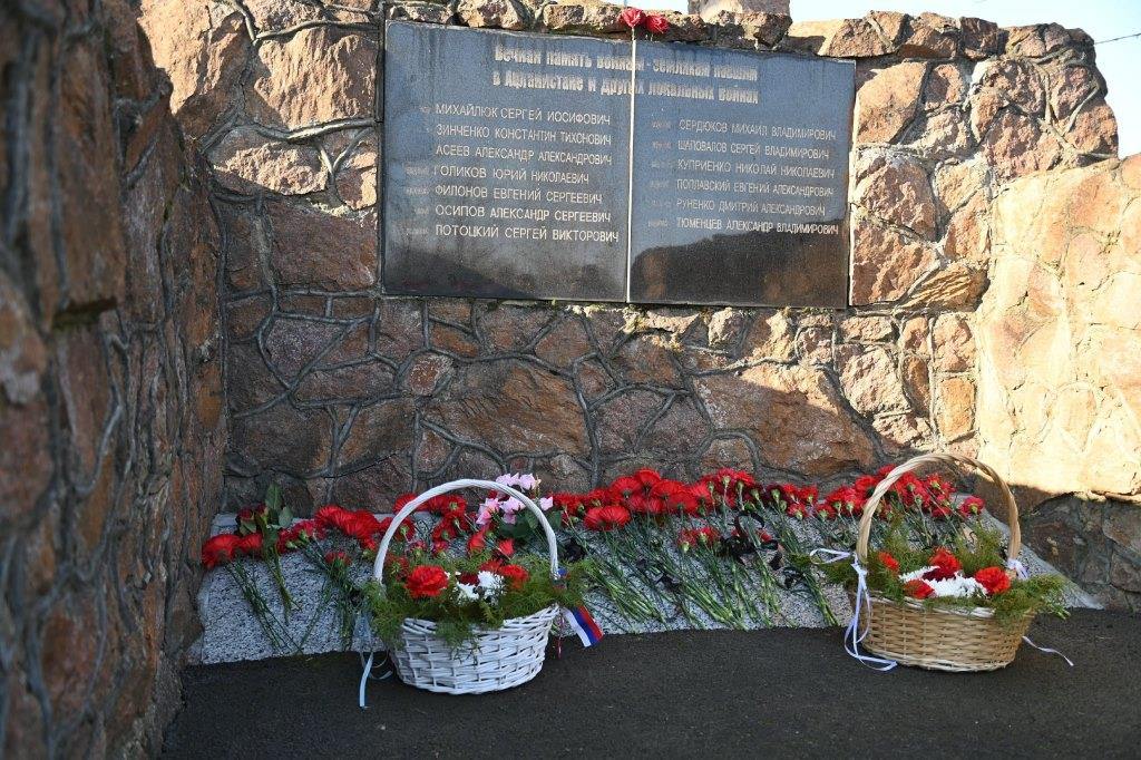 У памятника воинам-интернационалистам в станице Гиагинской прошёл торжественный митинг