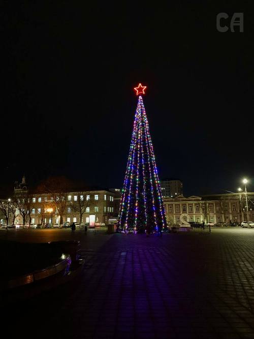 Главная новогодняя ёлка Адыгеи на площади Ленина в Майкопе