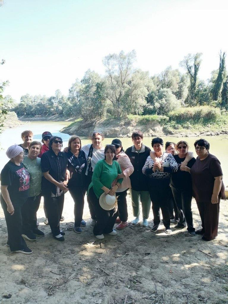 Специалисты отделения дневного пребывания для пожилых людей и инвалидов устроили незабываемый выезд на природу для своих подопечных