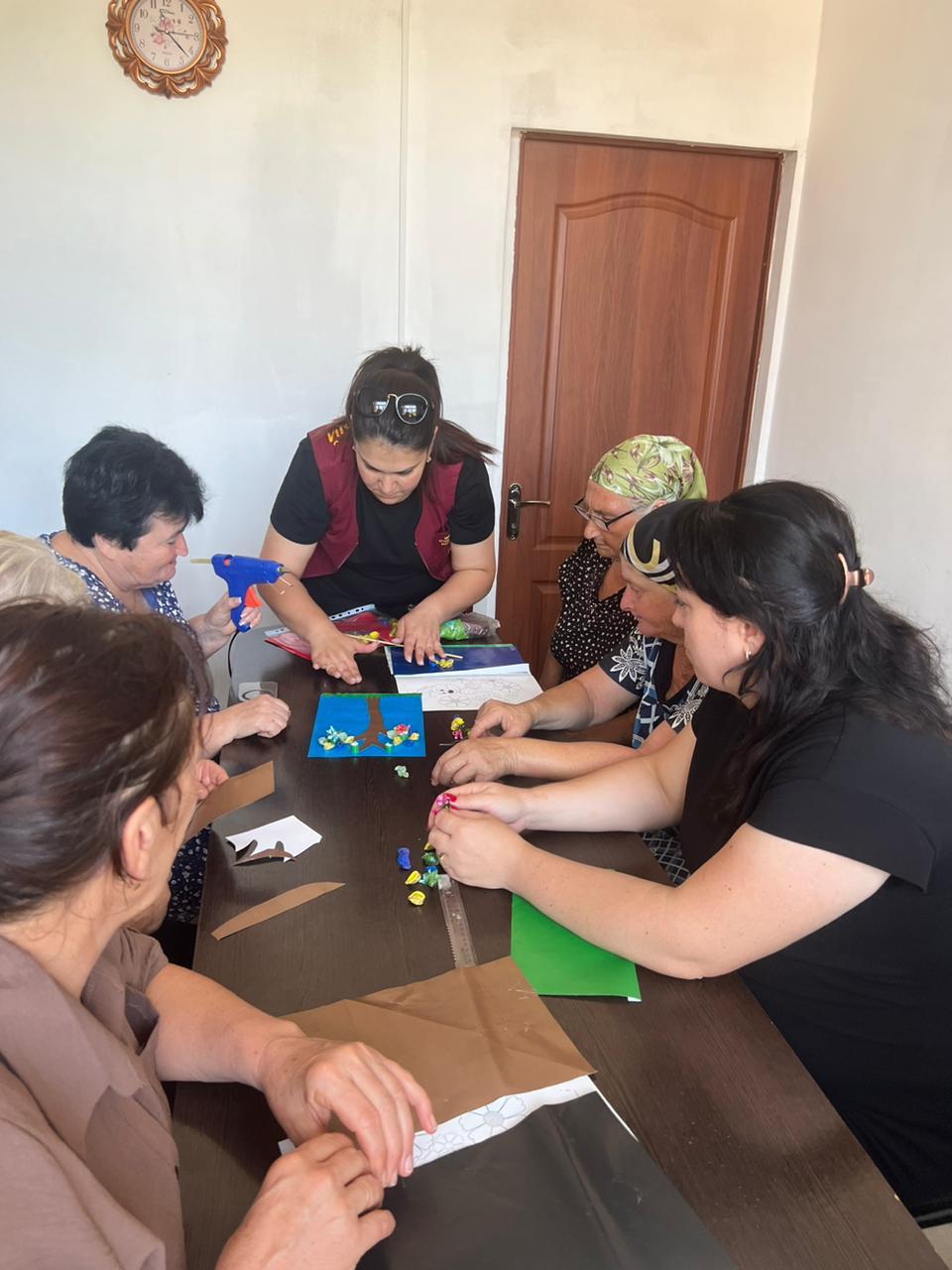 Социальные работники «Теучежского КЦСОН»  еженедельно проводят мастер-класс для пожилых людей