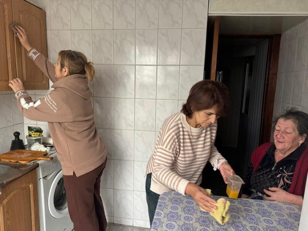 Доброе сердце волонтёров: акция чистоты для пожилого одиночества