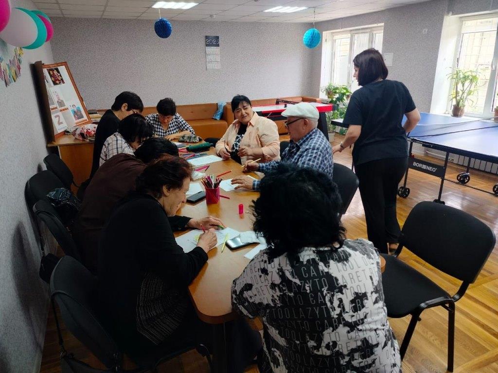 Пожилые люди нарисовали портреты друзей