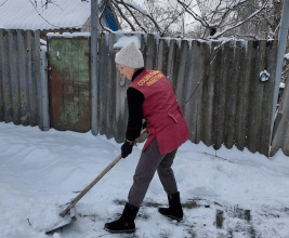 Социальные волонтеры убирают снег во дворах пожилых людей