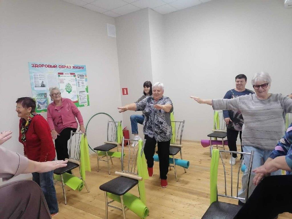 В отделении дневного пребывания граждан пожилого возраста и инвалидов регулярно проводятся полезные занятия адаптивной гимнастикой! 