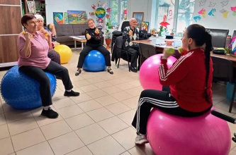 Гимнастика с использованием фитболов и гантелей