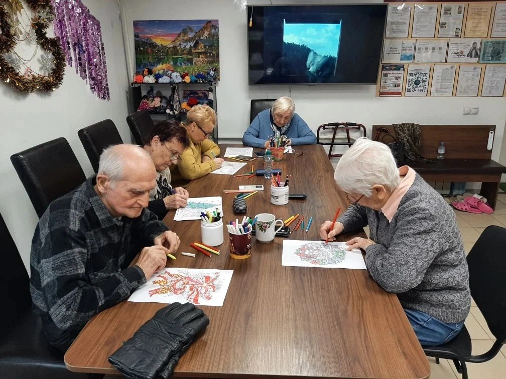 В отделении дневного пребывания для подопечных регулярно организуются занятия по раскрашиванию картинок и мандол