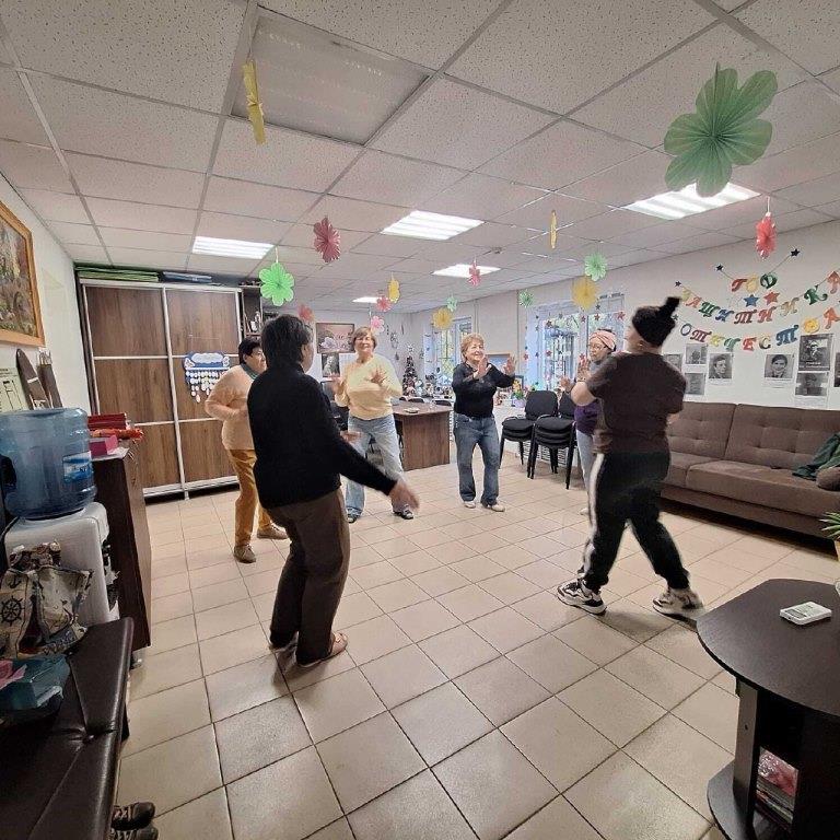 Танцевальная терапия под руководством специалиста по социальной работе