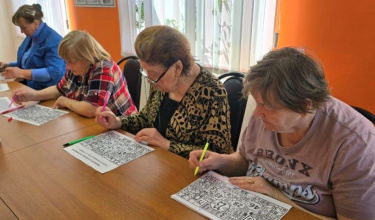 В отделении дневного пребывания Красногвардейского КЦСОН специалисты проводят занятия с людьми старшего поколения для улучшения когнитивных функций