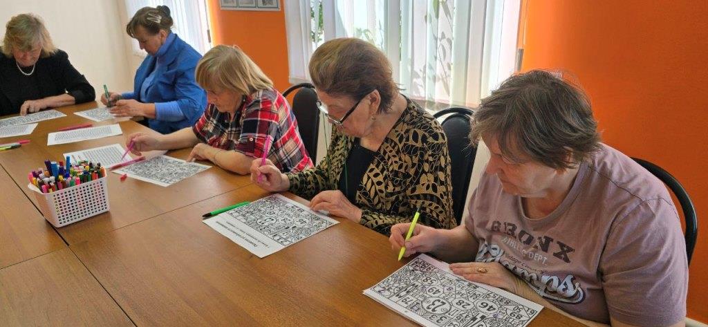 В отделении дневного пребывания Красногвардейского КЦСОН специалисты проводят занятия с людьми старшего поколения для улучшения когнитивных функций