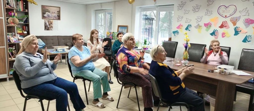 Ритм жизни в отделении дневного пребывания: боди-перкуссия и веселая игра для пожилых и людей с инвалидностью