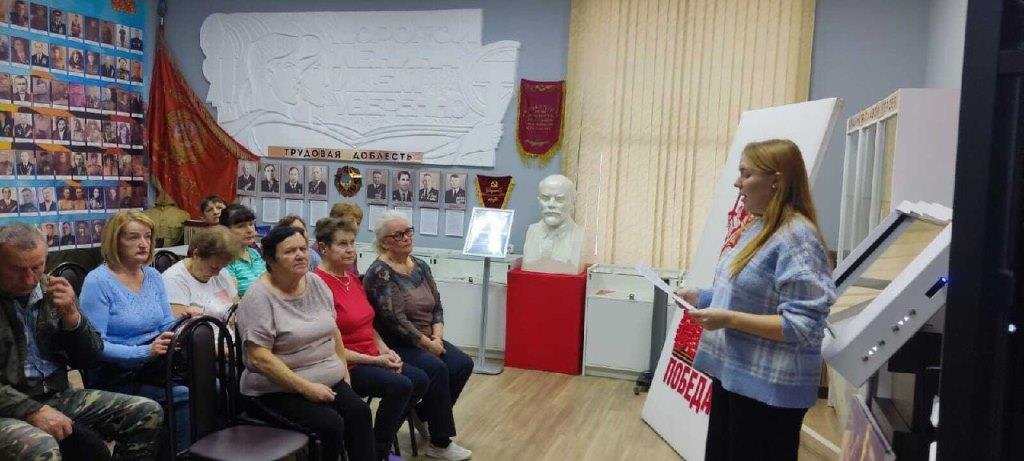 Участники отделения дневного пребывания собрались в Гиагинском краеведческом музее, чтобы почтить память героев