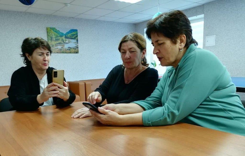 Помощь рядом: специалисты учат пожилых пользоваться смартфонами