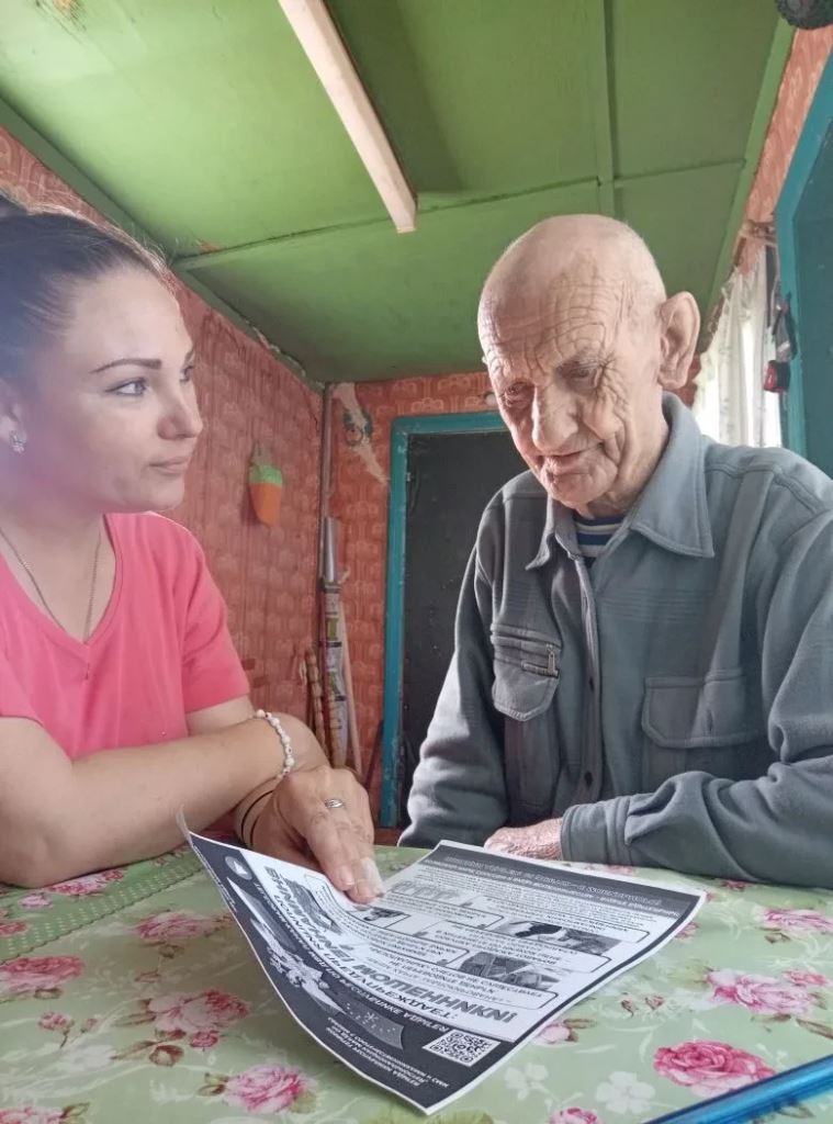 Социальные работники проводят разъяснительную работу с получателями услуг