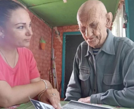 Социальные работники проводят разъяснительную работу с получателями услуг