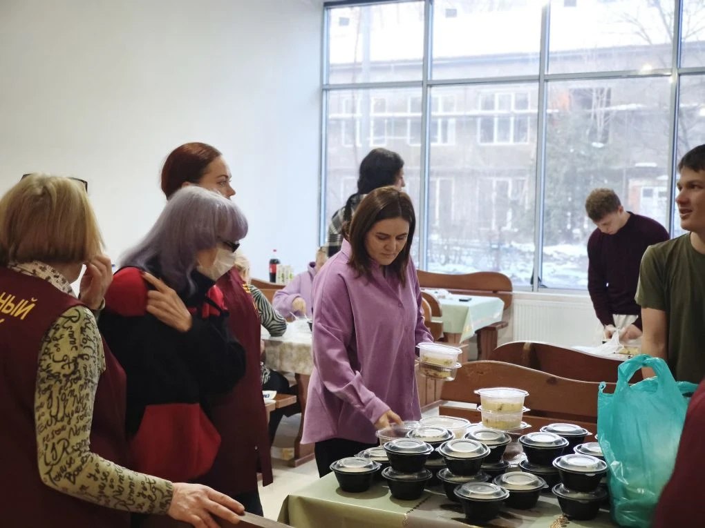 Сотрудники ГБУ РА «Тахтамукайский КЦСОН» продолжают свою важную работу в пункте временного размещения (ПВР), организованном на базе отдыха «Шапсуг»