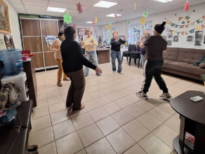 Танцевальная терапия под руководством специалиста по социальной работе