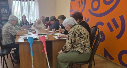 В отделении дневного пребывания Красногвардейского КЦСОН на психологических занятиях специалист Карина Разуваева применяет технологию разгадывания ребусов