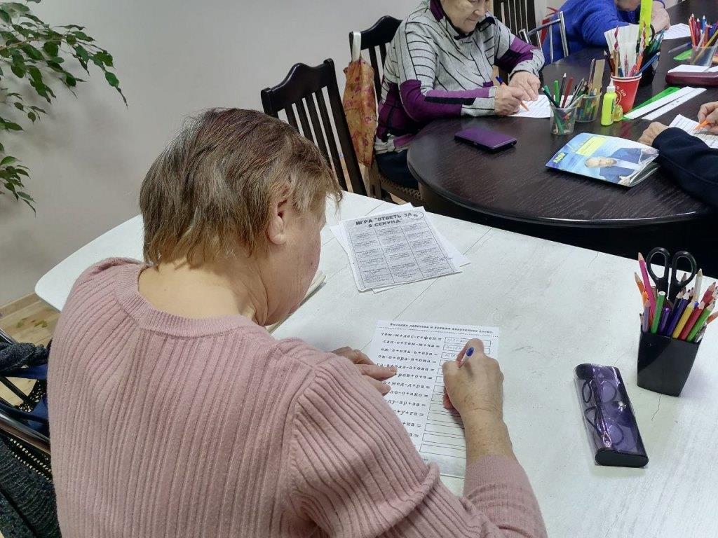 Наши замечательные получатели социальных услуг окунулись в мир букв, слов и математических действий