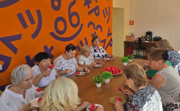 Специалисты отделения дневного пребывания Красногвардейского КЦСОН поговорили с подопечными о полезных свойствах арбуза