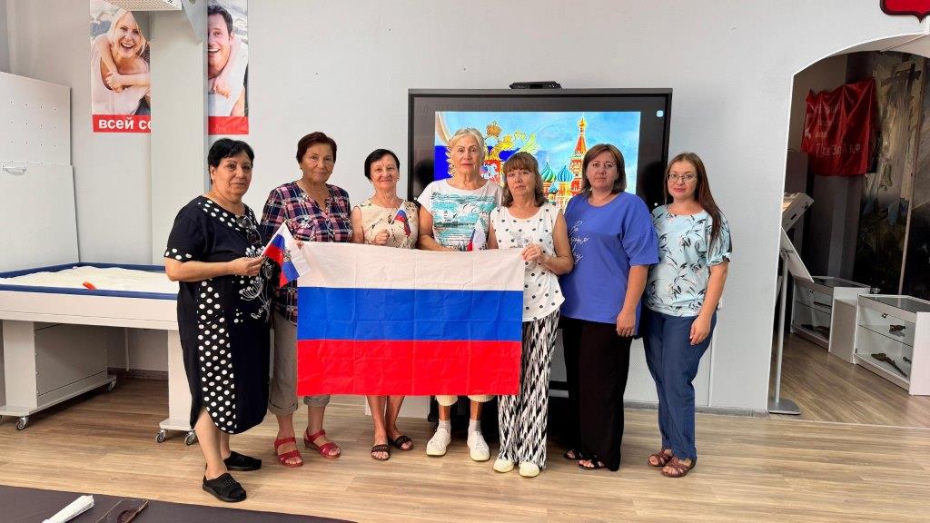 В Гиагинском краеведческом музее совместно  с ГБУ РА «Гиагинский КЦСОН» прошло мероприятие, посвященное Дню Государственного флага