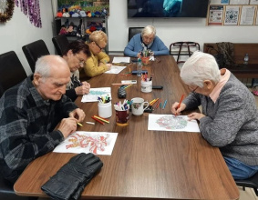 В отделении дневного пребывания для подопечных регулярно организуются занятия по раскрашиванию картинок и мандол