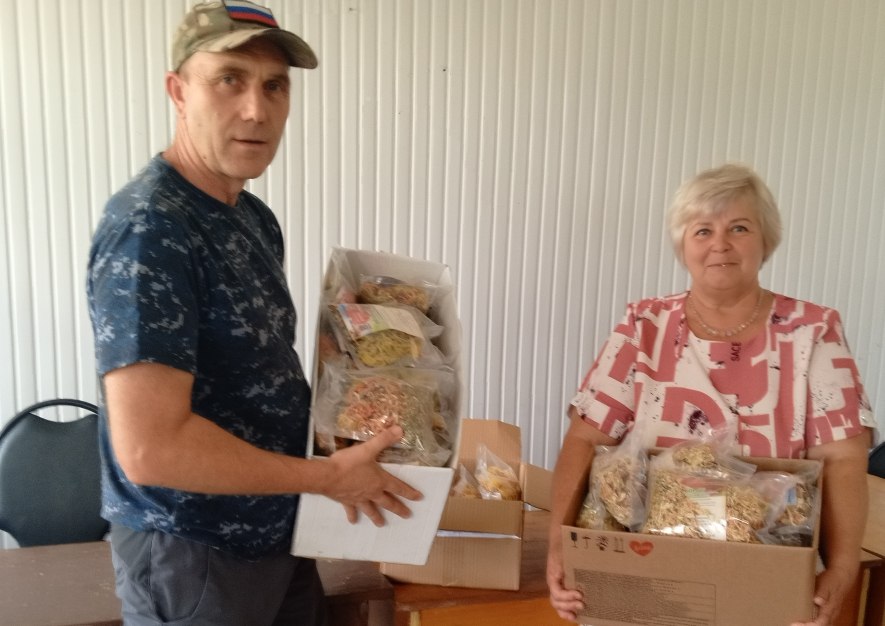 Волонтеры второго отделения социальной помощи  продолжили работу по подготовке и отправке сухих обедов в зону действия СВО